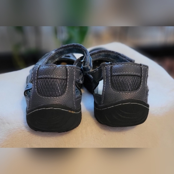 JBU Womens Blue Leather Slippers with Elegant Flower Cutout Design. Size 7.5 - Picture 4 of 5